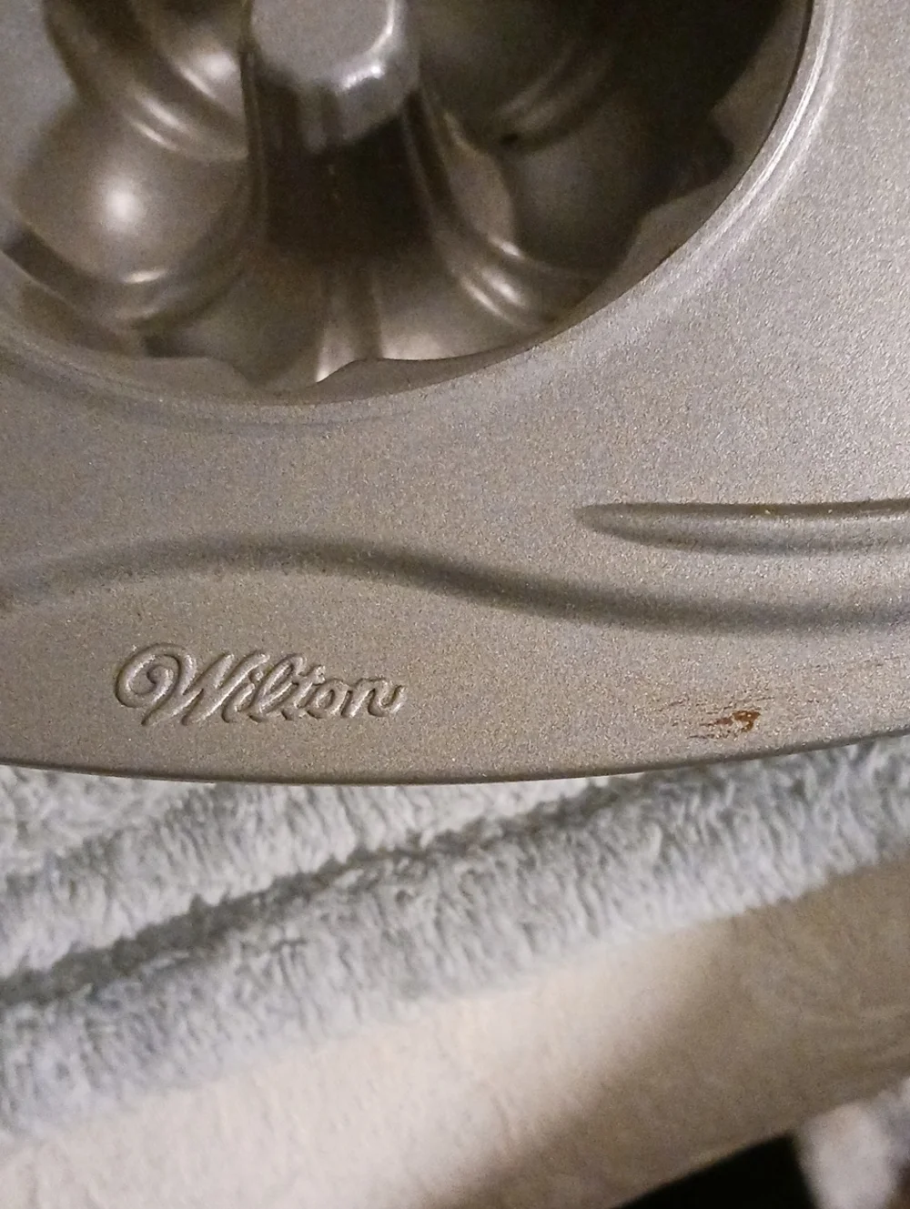 Wilton 6 Mini Bundt Cake Pan